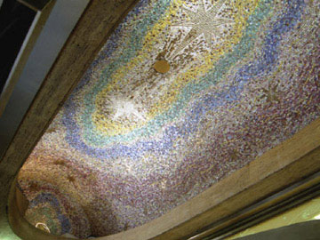 御堂筋側入口天井のモザイク装飾