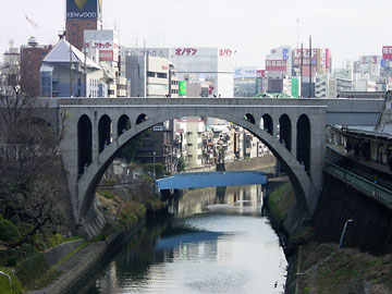 御茶ノ水橋からみた昼景