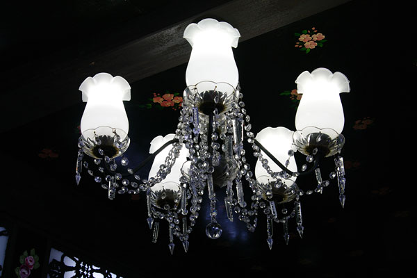 20110104-kado_chandelier.jpg